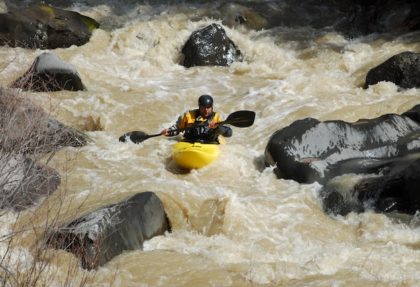 Kayak de aguas bravas: Aprende todo para practicar piragüismo en ríos