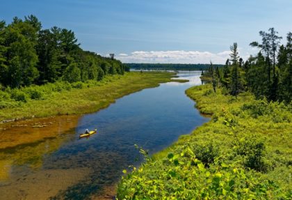 Cómo practicar kayak de manera sostenible y respetuosa con la naturaleza